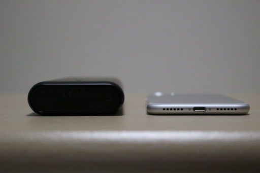 Anker PowerCore 20100とiPhone7の比較(厚さ)