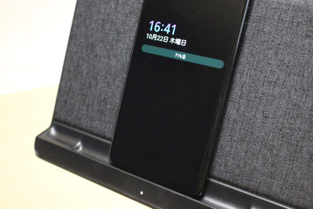 Fire HD 8 Plus用ワイヤレス充電スタンドで「LG G8X ThinQ」を充電