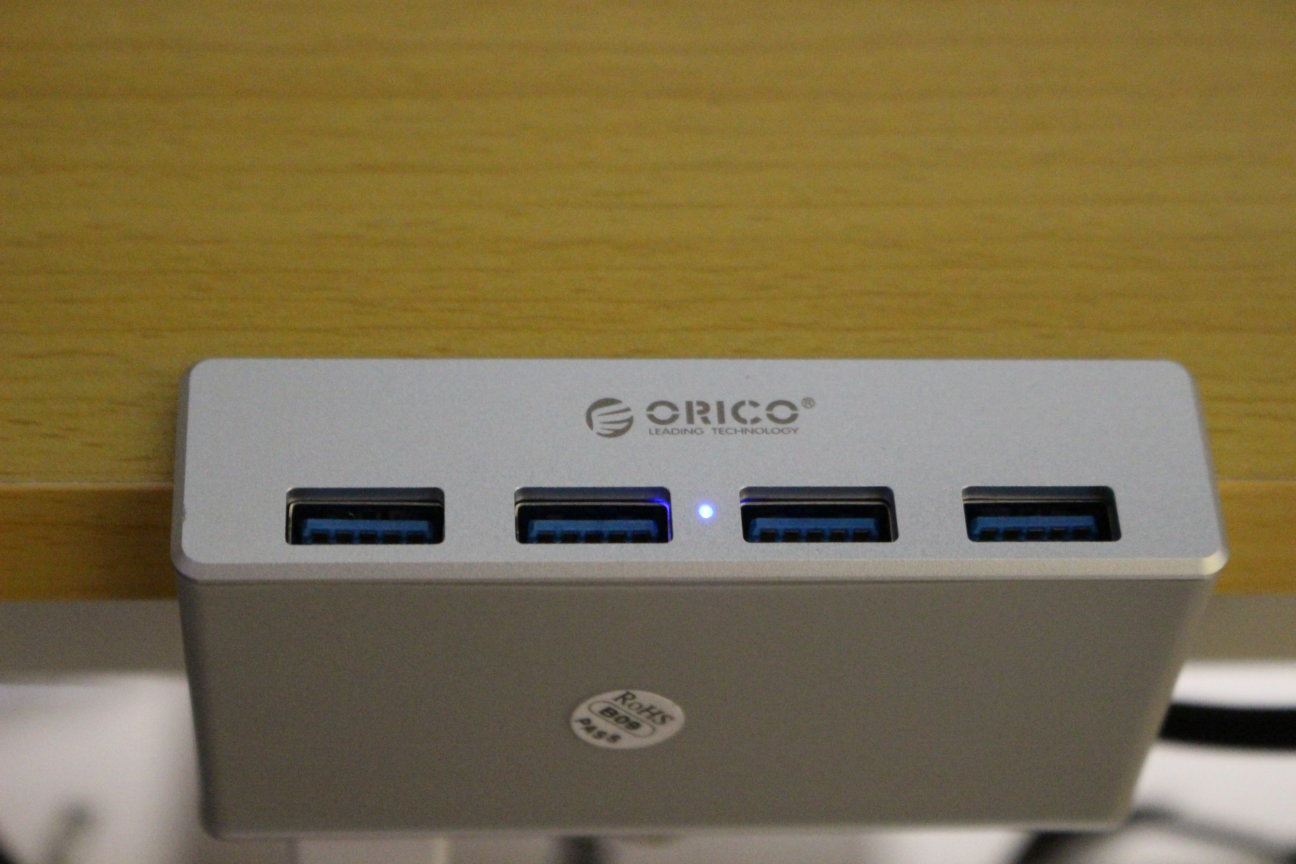 机に固定】置く場所に困らないクランプ式USB3.0ハブ｢ORICO 4PORTS CLIP HUB｣レビュー | アキラのログルーム