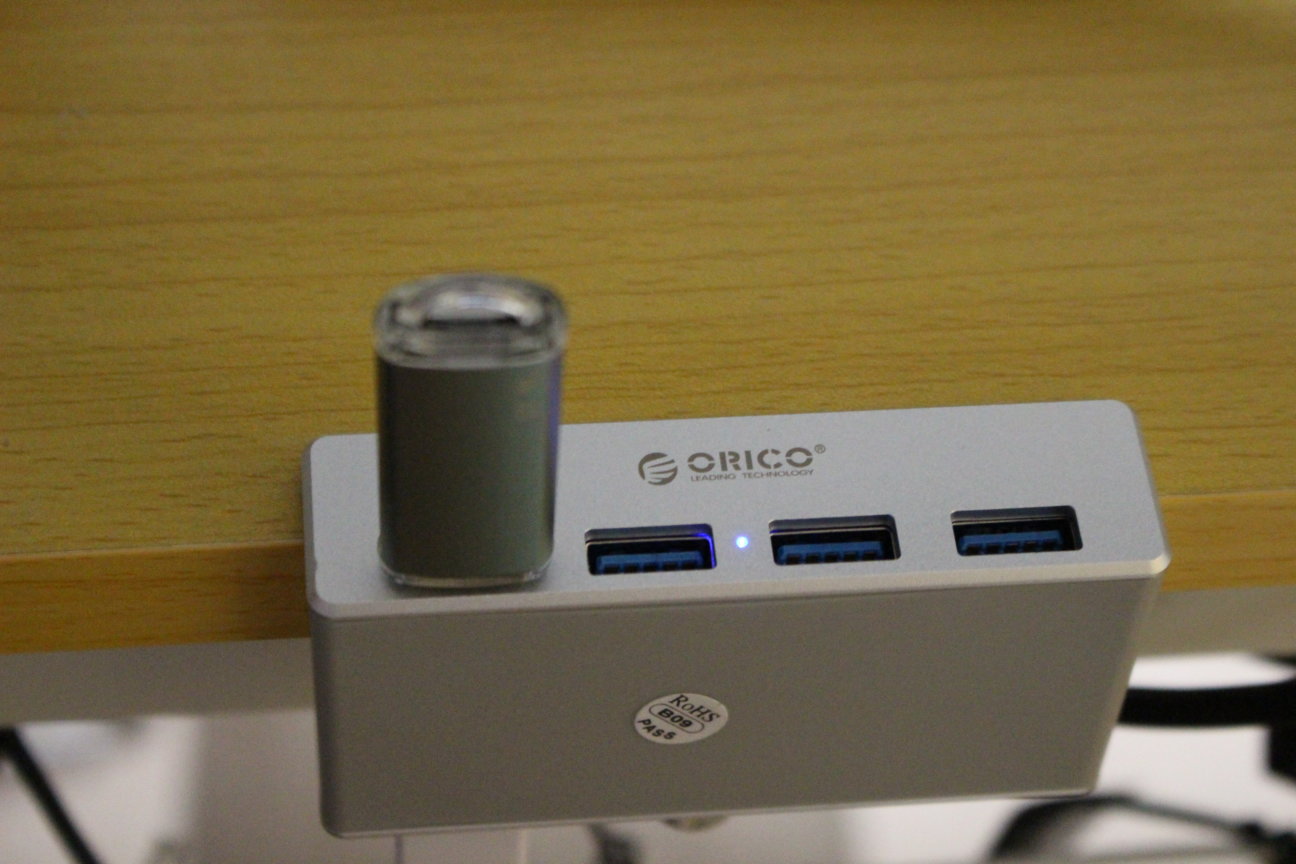 USBハブ「ORICO 4PORTS CLIP HUB」にUSBメモリを接続