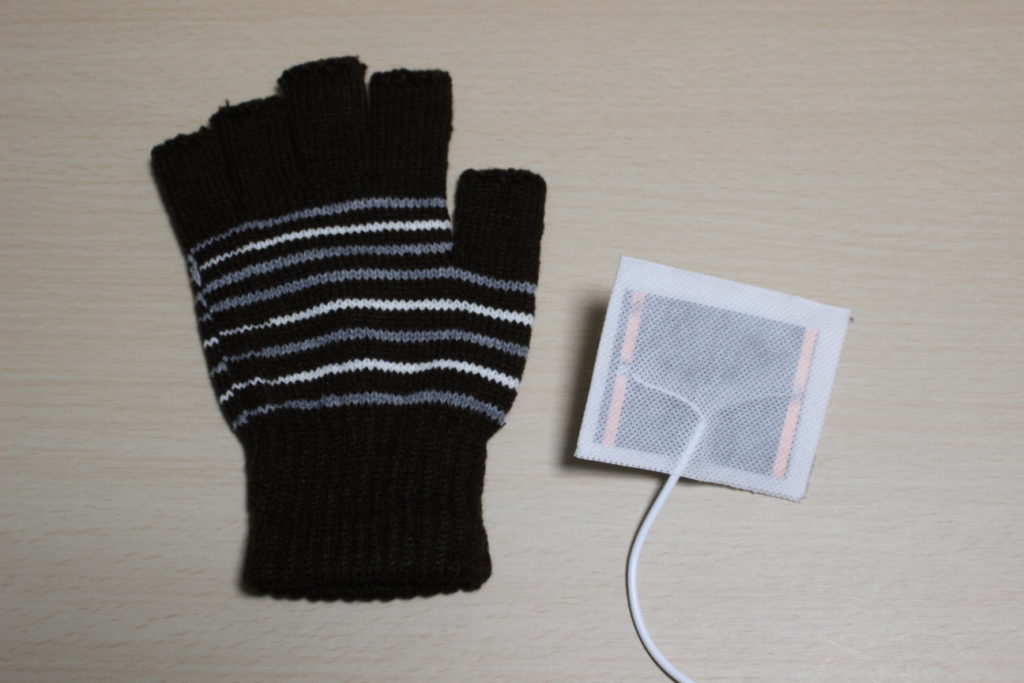 USBヒーター付き指なし手袋のUSBヒーターと指なし手袋
