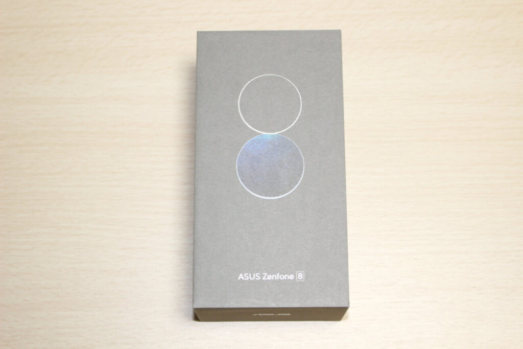 「Zenfone 8」の箱