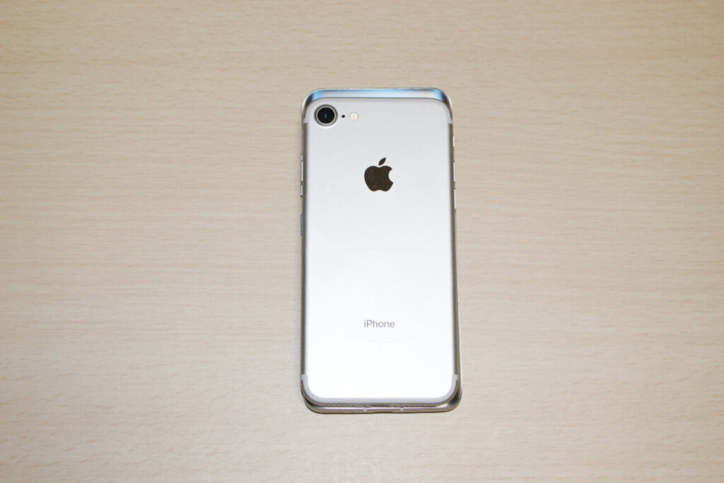 「Zenfone 8」と「iPhone 7」
