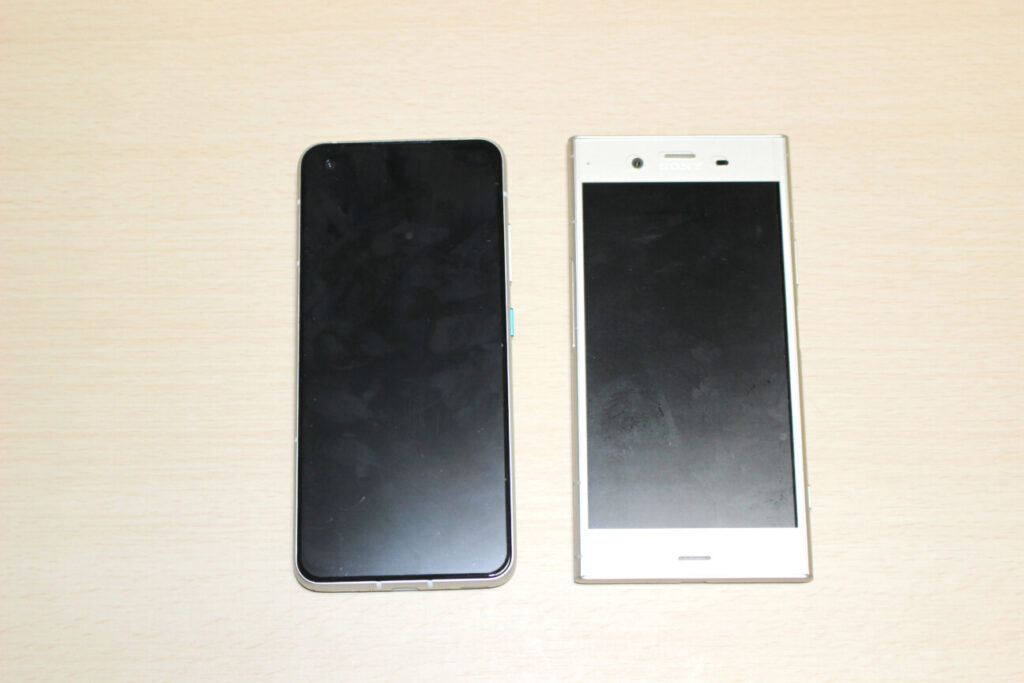 「Zenfone 8」と「Xperia XZ1」