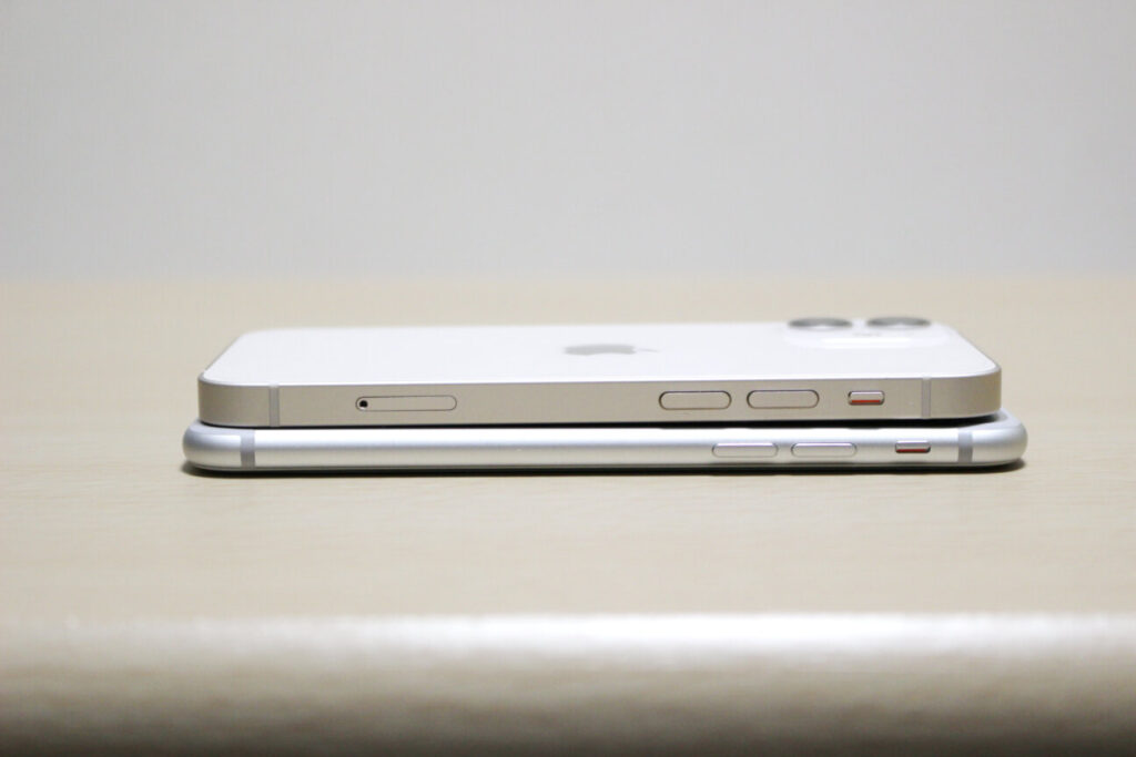 「iPhone 12 mini」と「iPhone 7」左側面