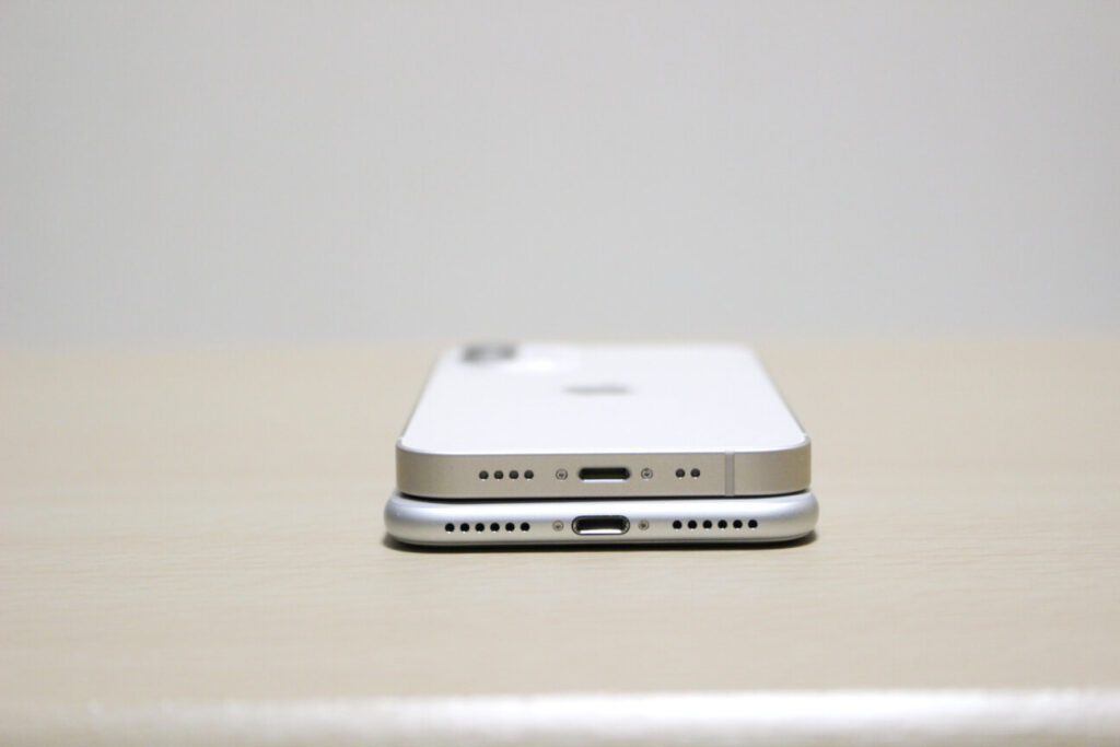 「iPhone 12 mini」と「iPhone 7」下側