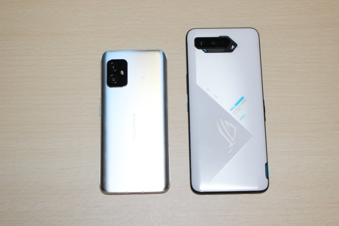 「Zenfone 8」(左)と「ROG Phone 5」(右)ー背面ー
