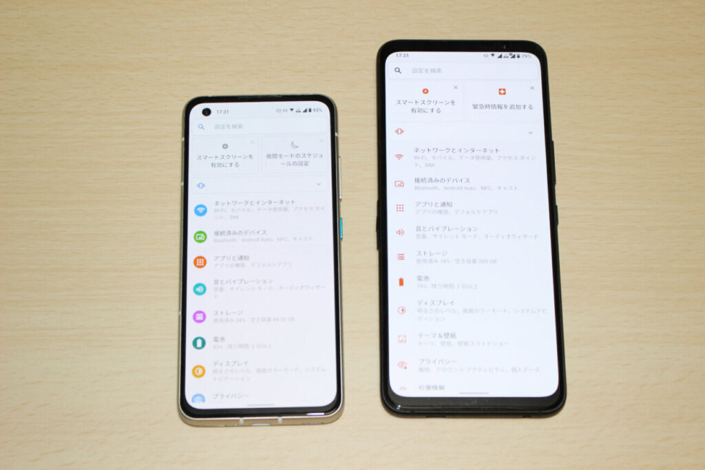 「Zenfone 8」(左)と「ROG Phone 5」(右)ー前面ー