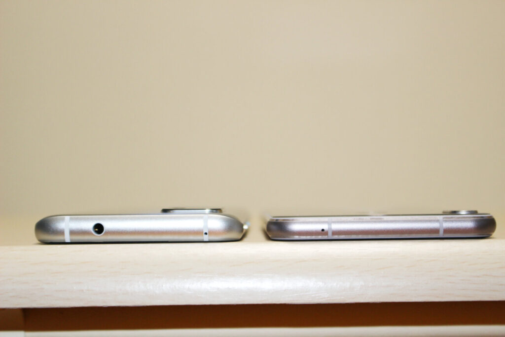 「Zenfone 8」(左)と「ZenFone 5Z」(右)ー厚さー