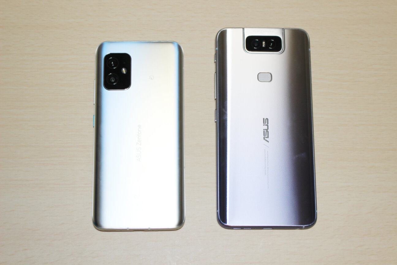 「Zenfone 8」(左)と「ZenFone 6」(右)ー背面ー