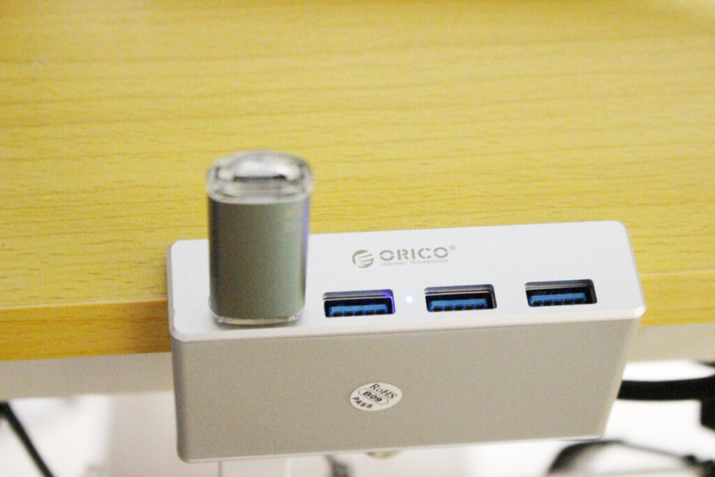 USBハブ「ORICO 4PORTS CLIP HUB」にUSBメモリを接続