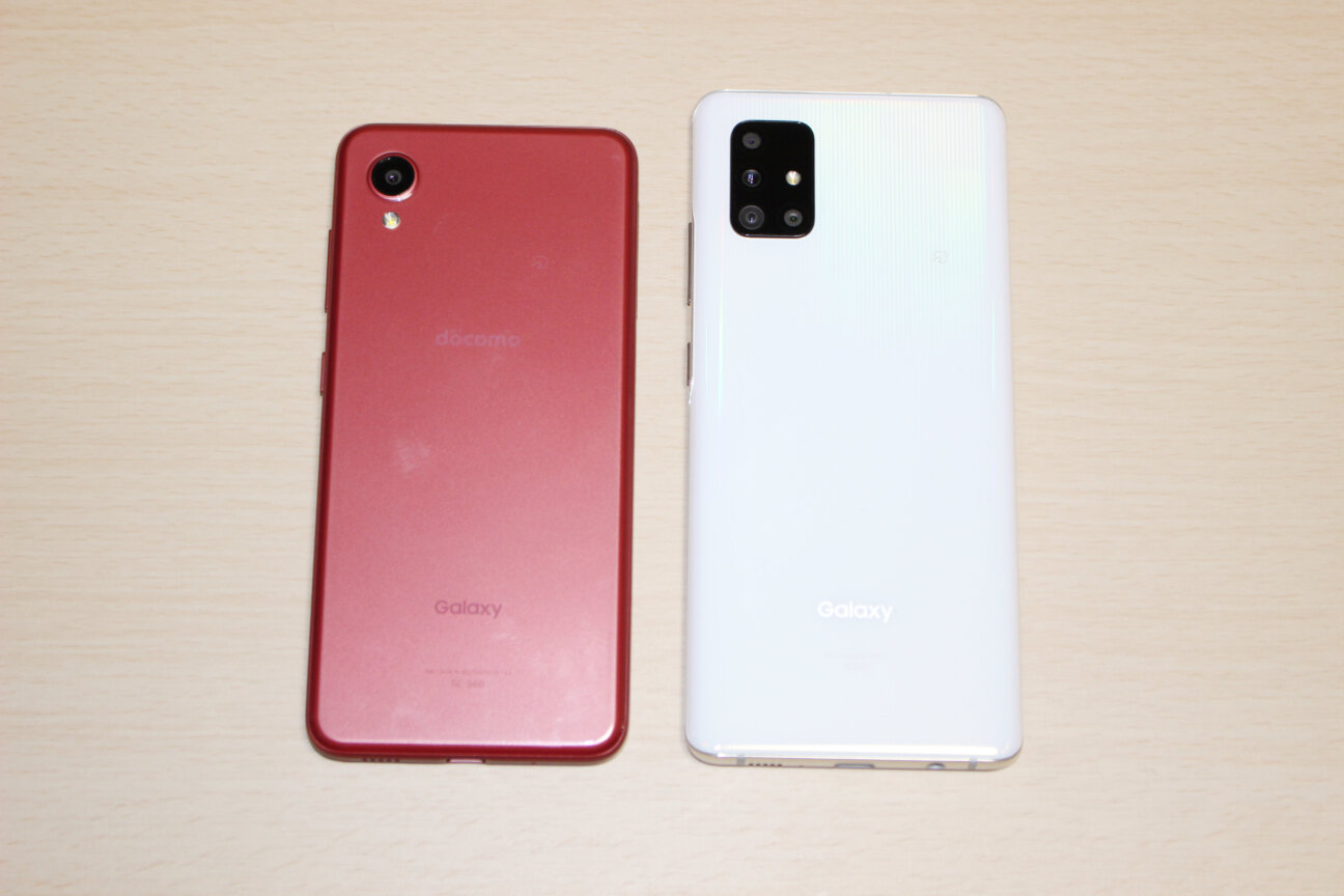 「Galaxy A22 5G」と「Galaxy A51 5G」の背面