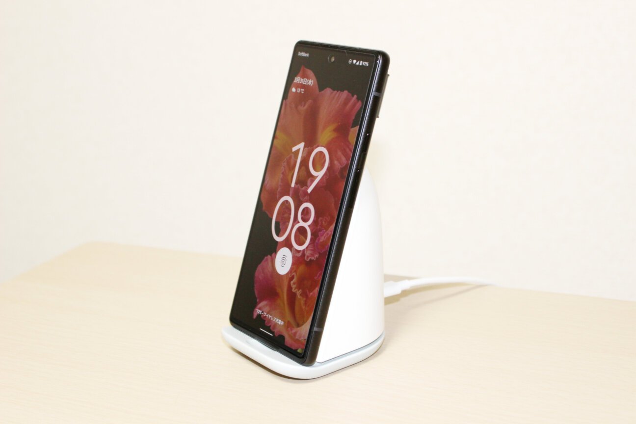 「Pixel Stand (第2世代)」と「Pixel 6」