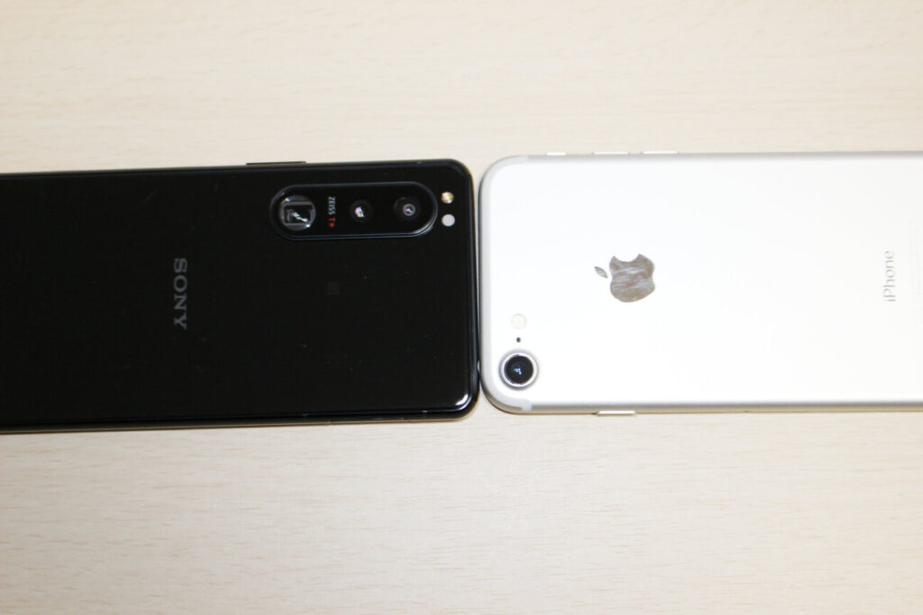 「Xperia 5 III」と「iPhone 7」