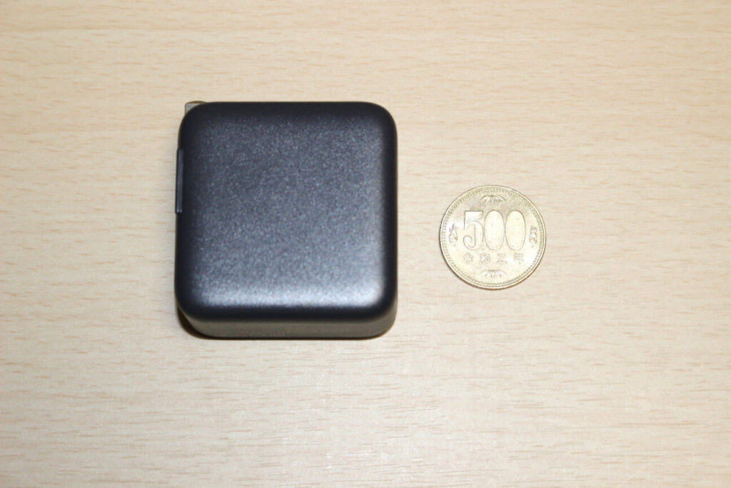 MOTTERUのUSB充電器「MOT-ACPD65WU1」と500円玉