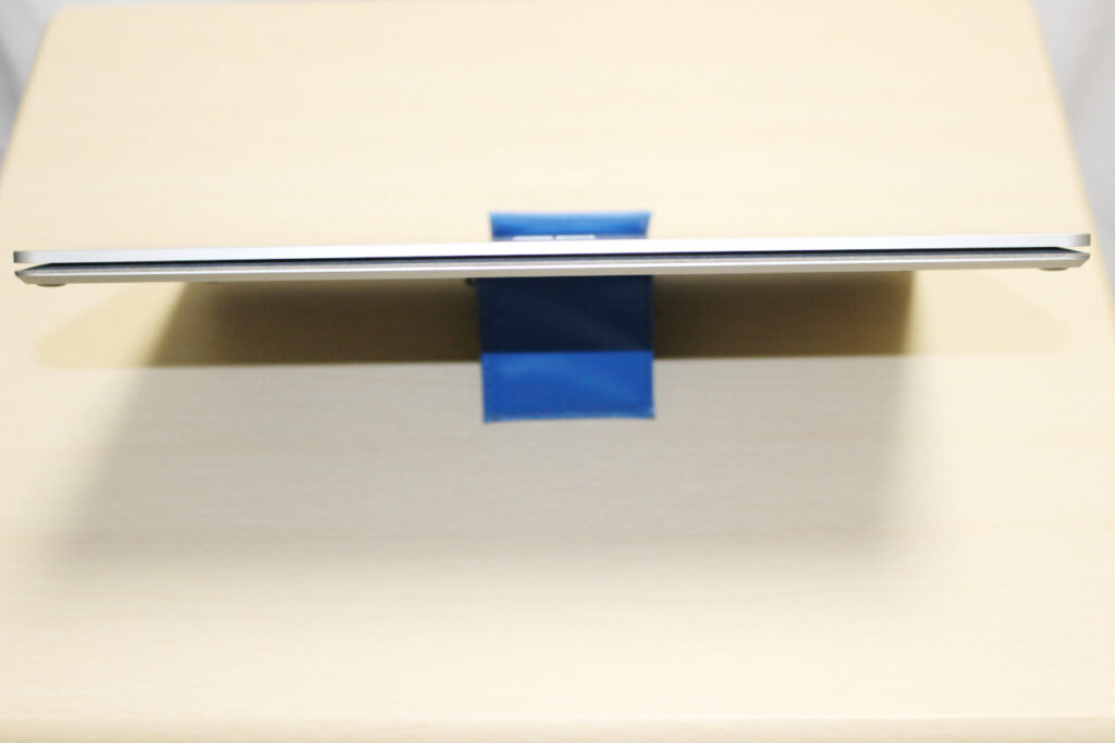 「Surface Laptop 4」の前側