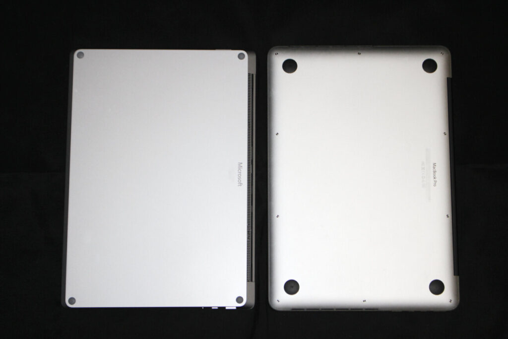 「Surface Laptop 4」と「MacBook Pro(2014)」の下部