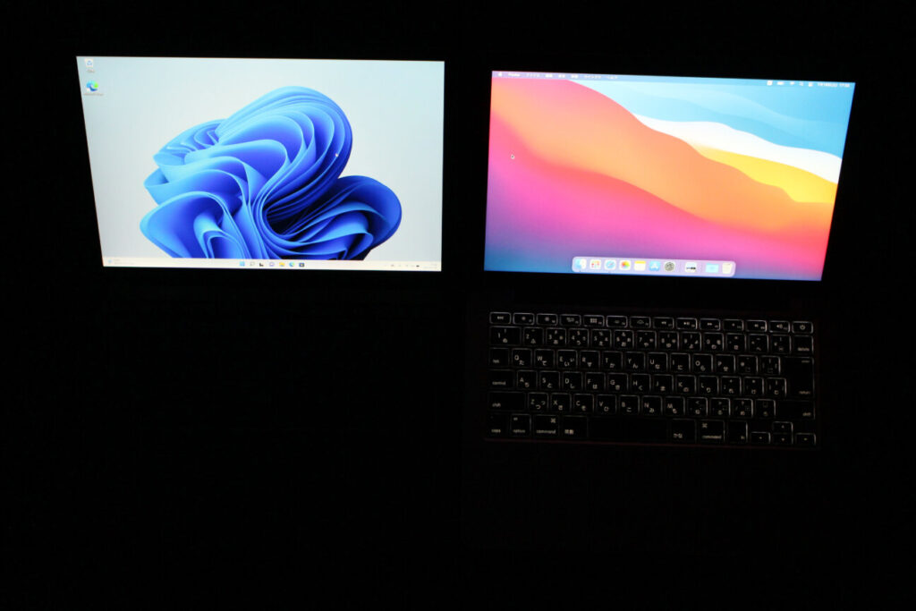 「Surface Laptop 4」と「MacBook Pro(2014)」のキーボード(暗闇)