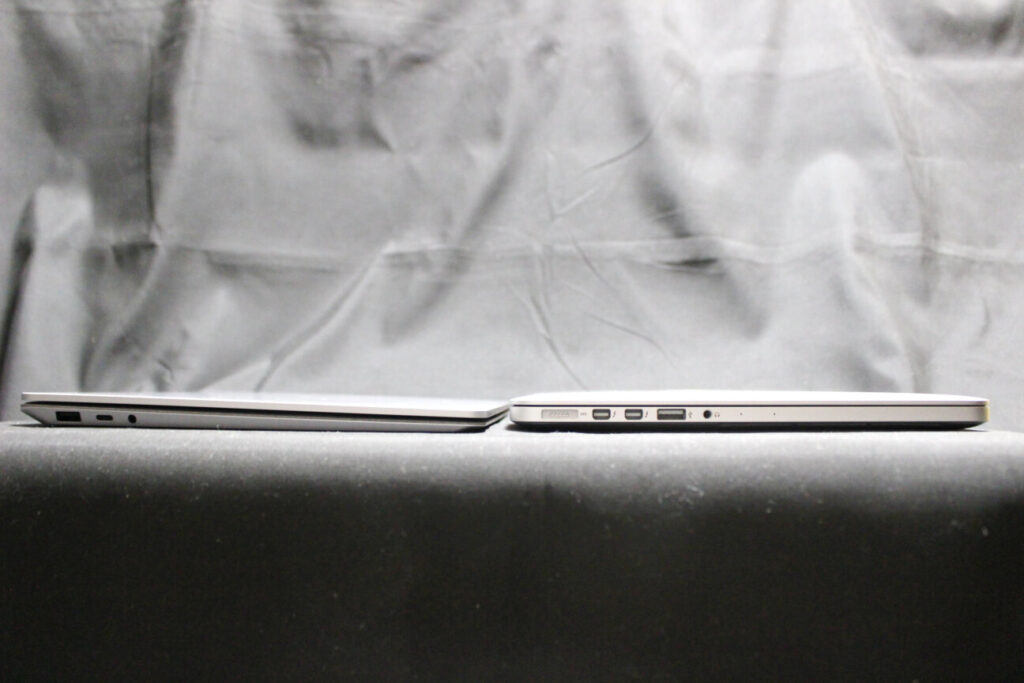 「Surface Laptop 4」と「MacBook Pro(2014)」の左側面