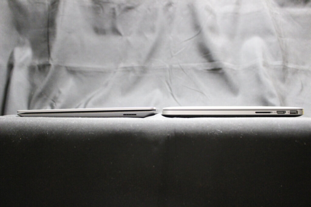 「Surface Laptop 4」と「MacBook Pro(2014)」の右側面