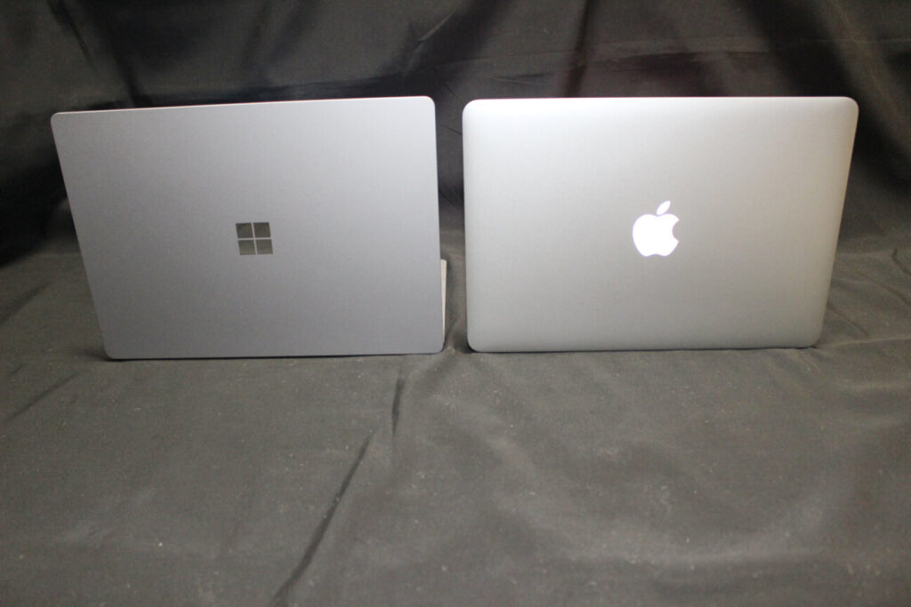 「Surface Laptop 4」と「MacBook Pro(2014)」の上部(起動時)