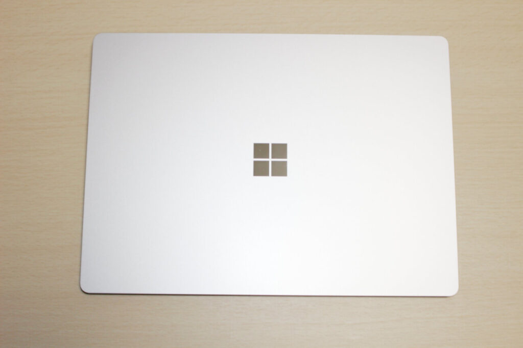 「Surface Laptop 4」の表側(天板)