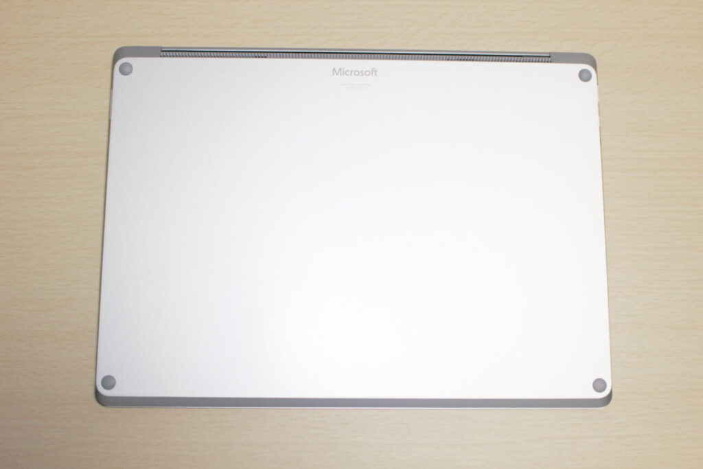 「Surface Laptop 4」の裏側