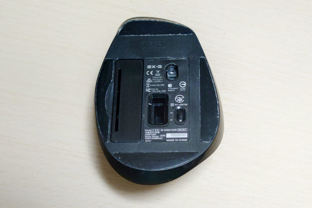エレコム5ボタン式ワイヤレスマウス「M-XGM10DB」に貯まった埃