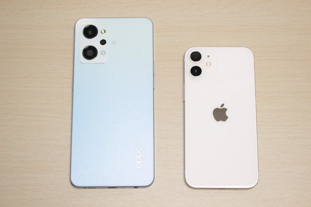 「OPPO Reno7 A」と「iPhone 12 mini」