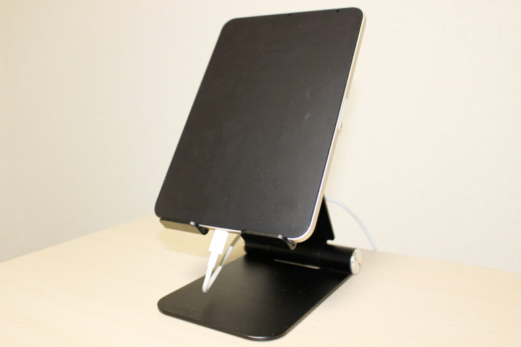 オウルテック製タブレットスタンド「OWL-STD06」に「iPad mini(第6世代)」を乗せる
