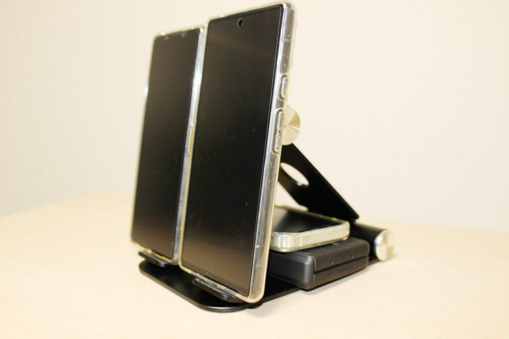 オウルテック製タブレットスタンド「OWL-STD06」に4台のスマートフォンを乗せる