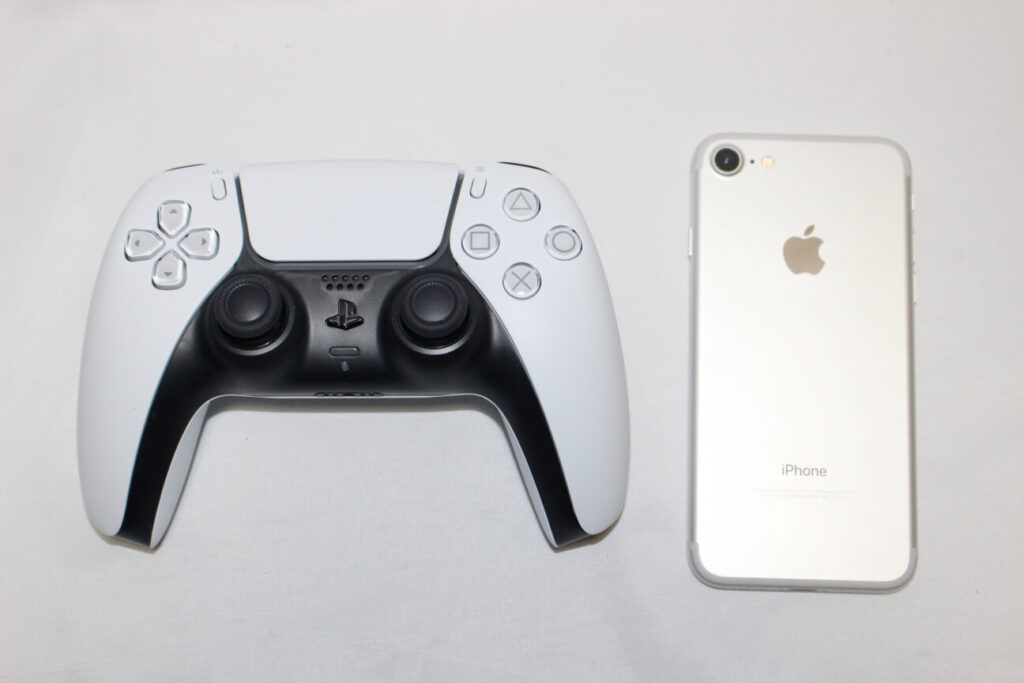 「PlayStation5」のコントローラーと「iPhone 7」