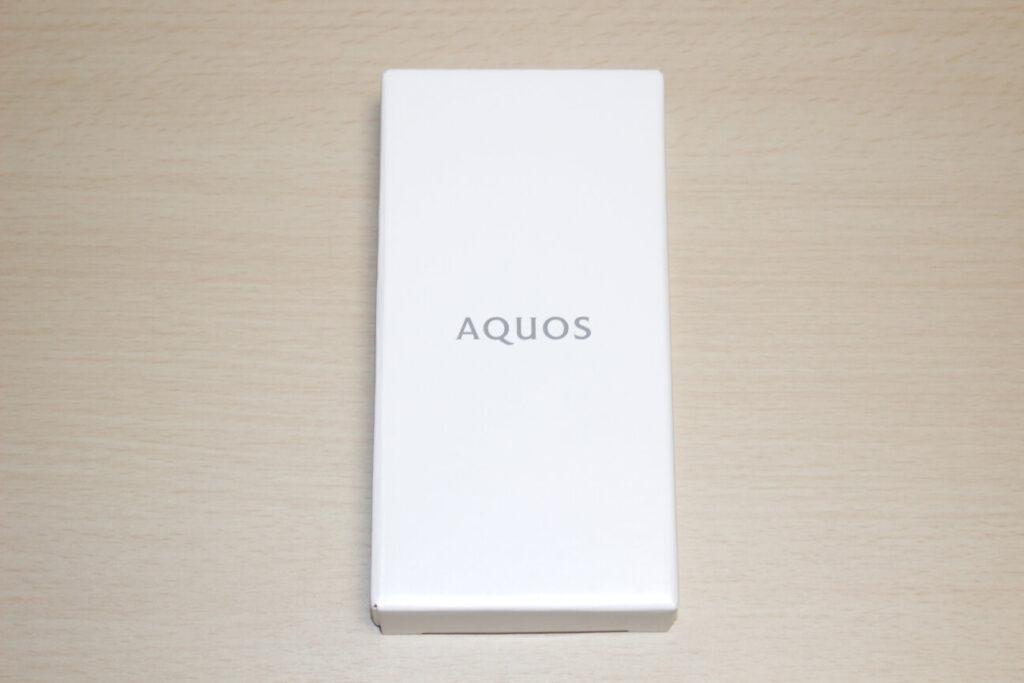 「AQUOS sense7 plus」の化粧箱