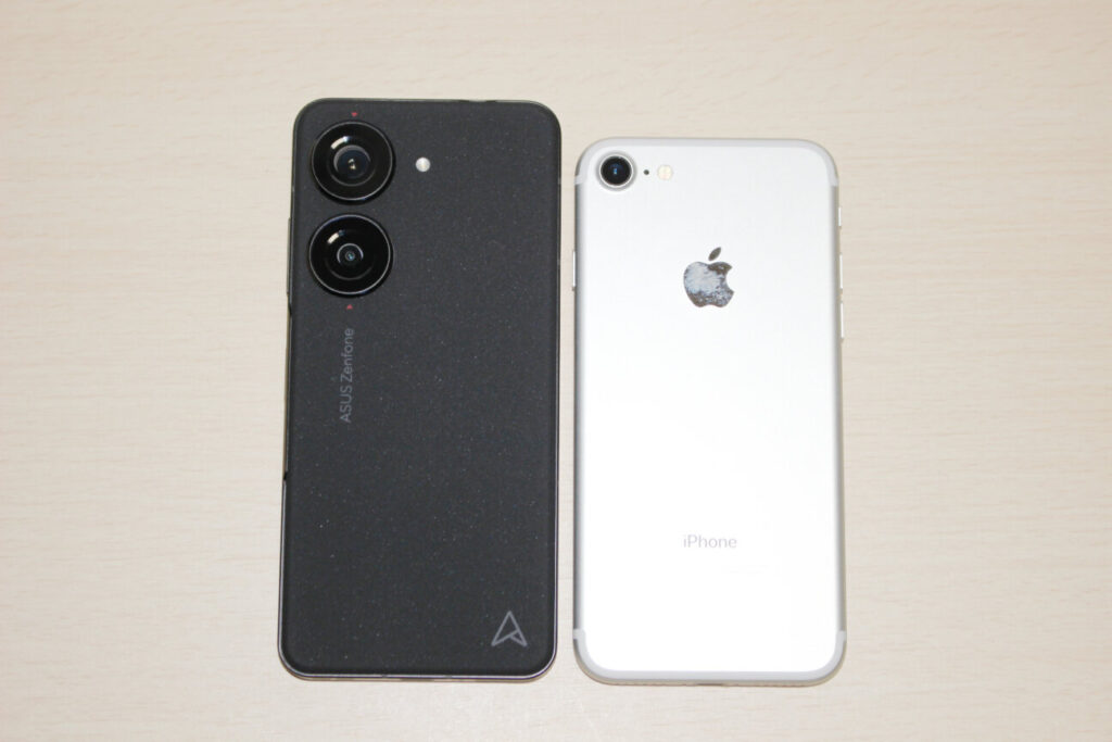 「Zenfone 10」と「iPhone 7」