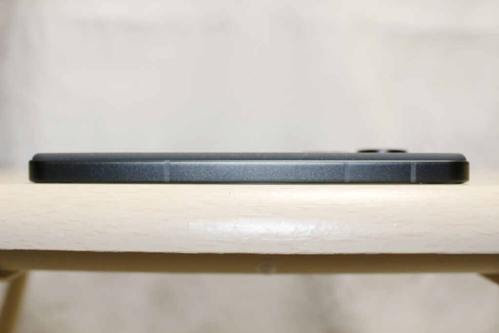 「Zenfone 10」の左側面