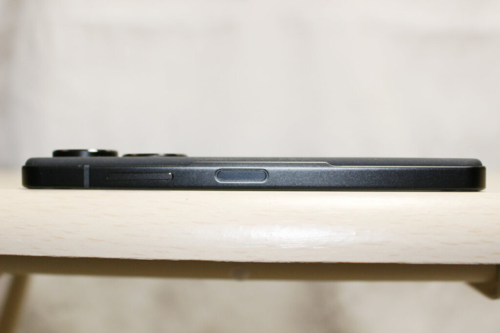 「Zenfone 10」の右側面