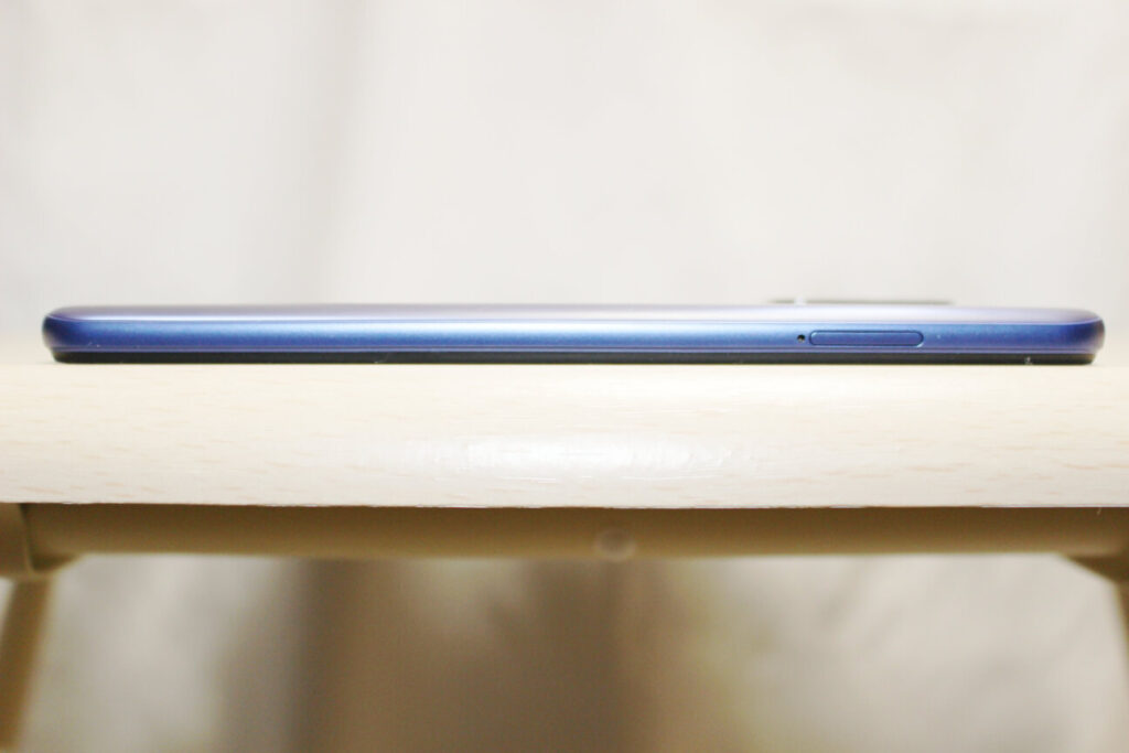「Redmi Note 10T」の左側面