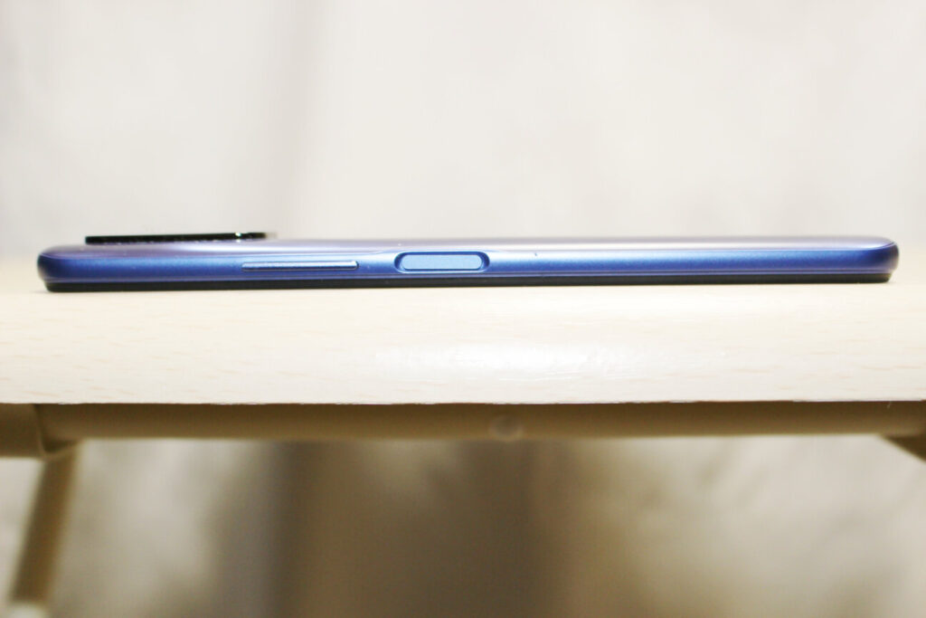 「Redmi Note 10T」の右側面
