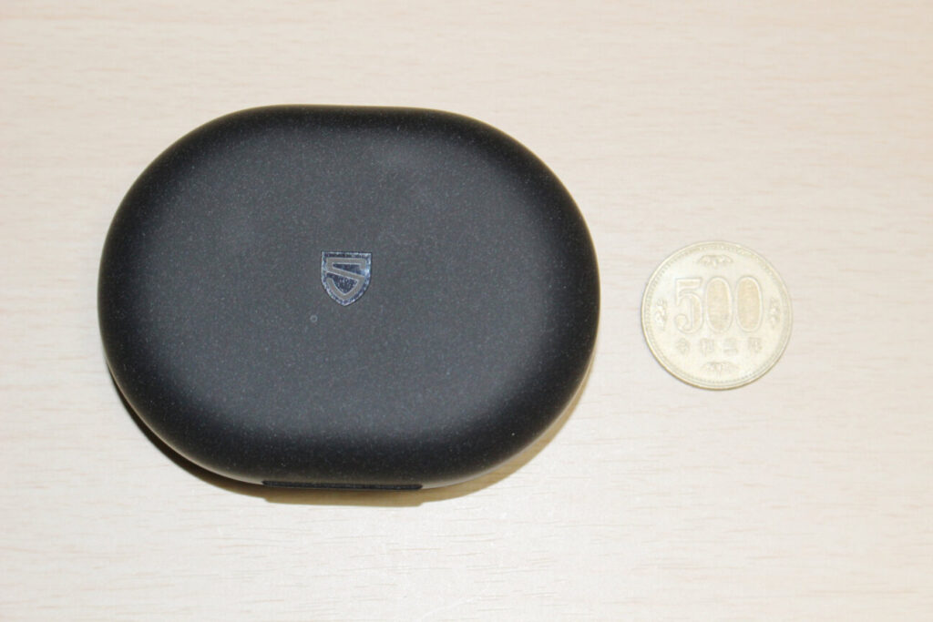 「SOUNDPEATS GoFree2」の充電ケースと500円玉