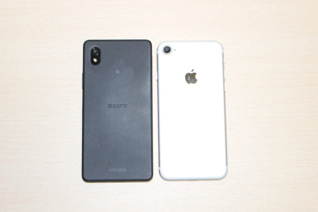 「Xperia Ace III」と「iPhone 7」